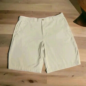 Izod Golf Men's Size 36 Khaki Flat-front Golf Shorts. 10" Inseam. Stretch Waist.